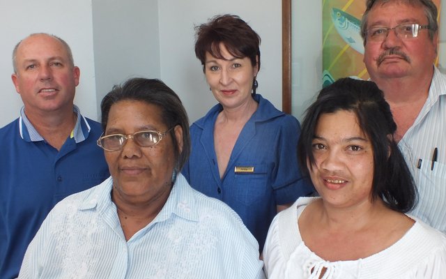 Voor vlnr is Magrieta Adams en Gerda Gibson, met agter vlnr André Coetzee, Anita van Dyk en John van Rooyen.  